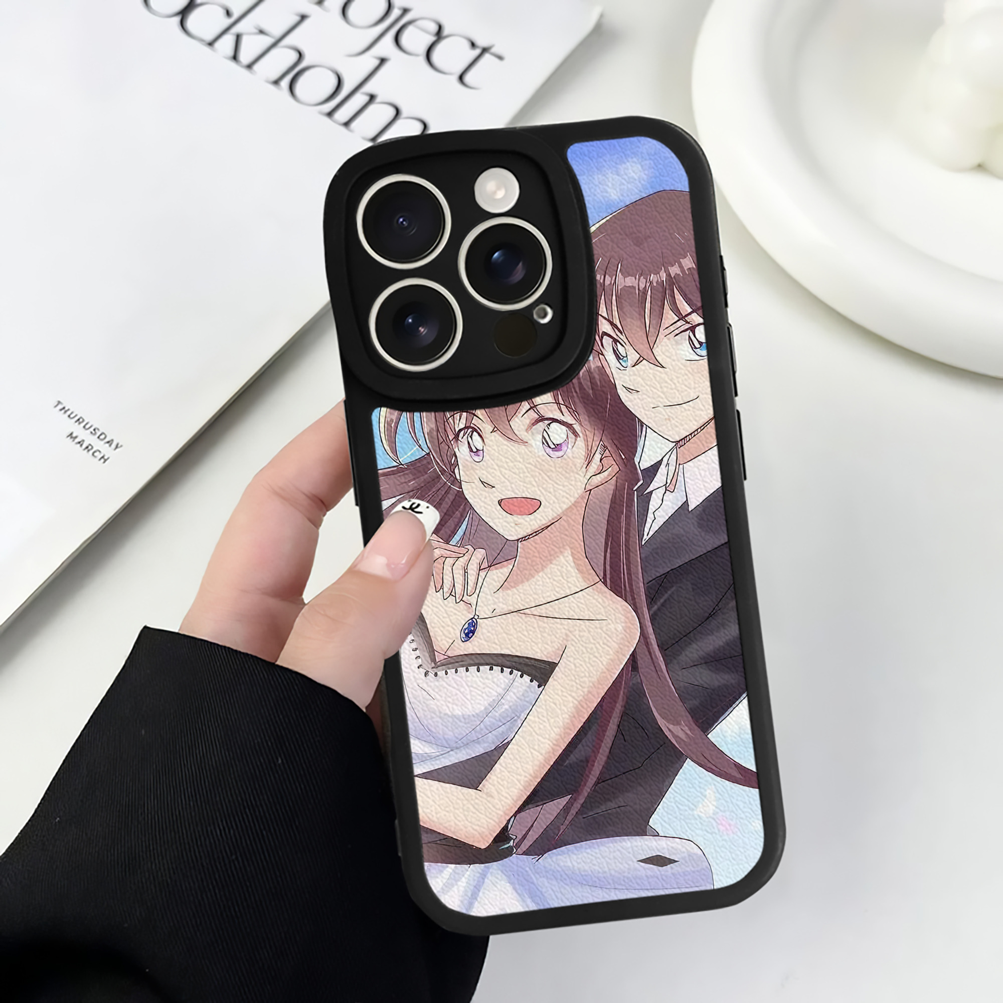 （画像用） 名探偵コナン Detective Conan 【iPhone 16シリーズ対応】シリコンスマホケース（レザー調） 材質：シリコン